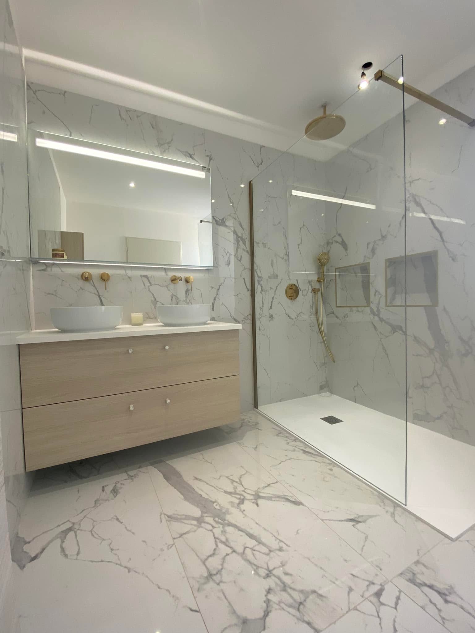 Salle de bain en marbre blanc